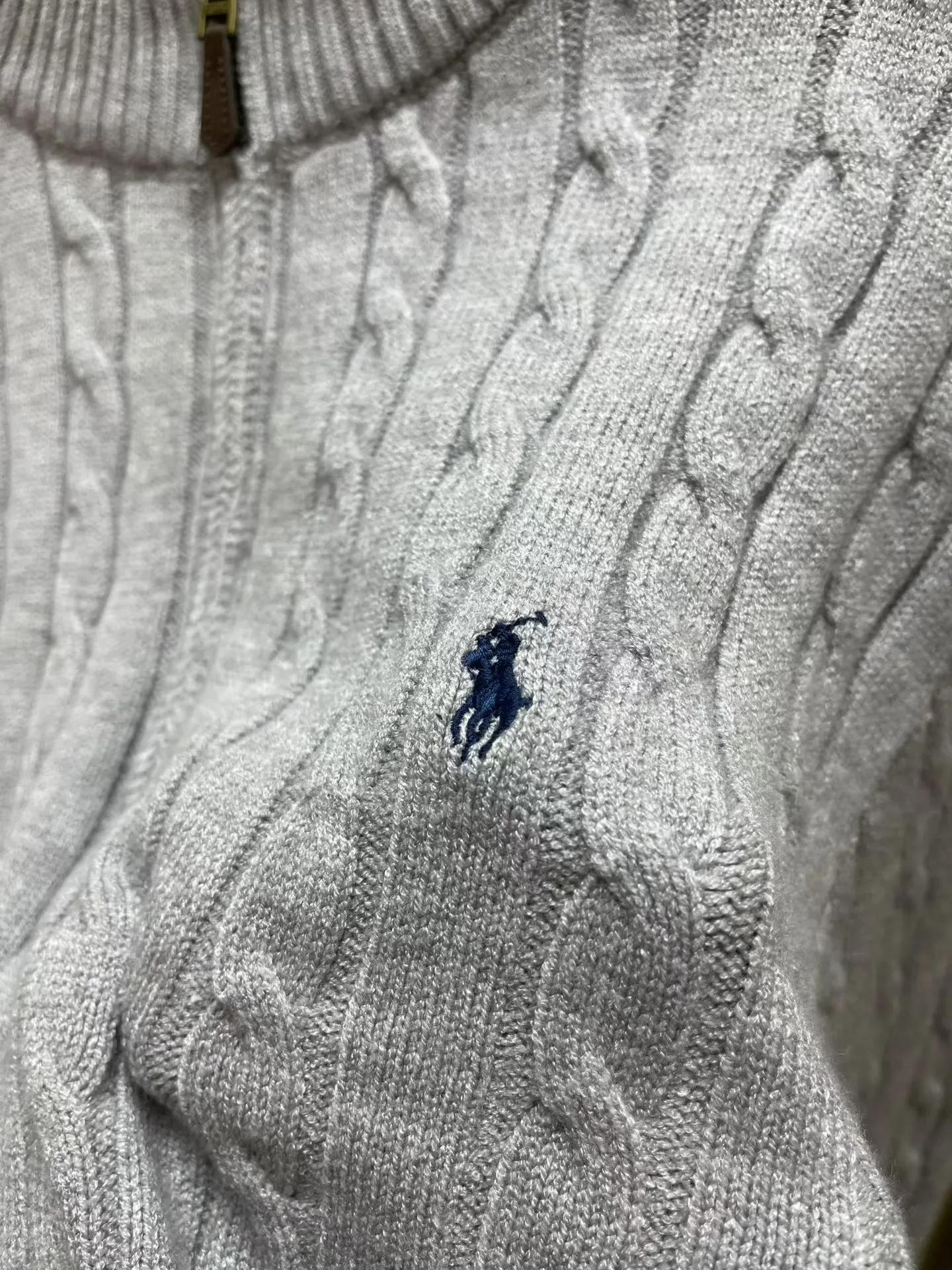 P276 Top quality products Top purchasing version SS25 new autumn product POLO Lavlauf Small logo embroidered twisted rope half-zip sweater Counter-color dyed wool blended cotton yarn High weight and high density Super high quality The wool is soft, delicate and skin-friendly. It feels soft and silky. The hand feel is not ordinary 💕 All color dyed high weight cotton yarn ensures no color difference. It adopts four-hole knitting method, tight and textured It is durable, does not deform and is not prone to pilling. It has a soft, warm and comfortable feel. It does not stick to your body when worn alone. It is absolutely perfect‼ ️Classic knitted clothing uses exquisite details and iconic brand symbols to reinterpret the charming charm, injecting low-key brand logo connotation into the entire design. It is simply amazing🉑️All produced on imported looms. The details are clearly visible. The collar label has an anti-counterfeiting chip. The double-layer main wheat has a built-in NFC anti-counterfeiting chip. The washing wheat is consistent with ZP. It is full of details. The details are well grasped. Challenge the market currency and are not afraid of random comparisons! The upper body effect is very good. No matter how you match it, it looks high-end and elegant. It has a high-end feel🫴 It is so versatile🍑It is a must-have for both men and women🉑️ Color: Black Gray Size: S-XL